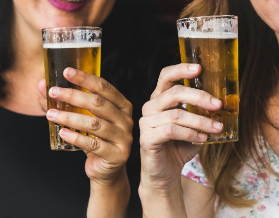 Klinken op de proeverijen op de Dag van Uw Drankenhandelaar