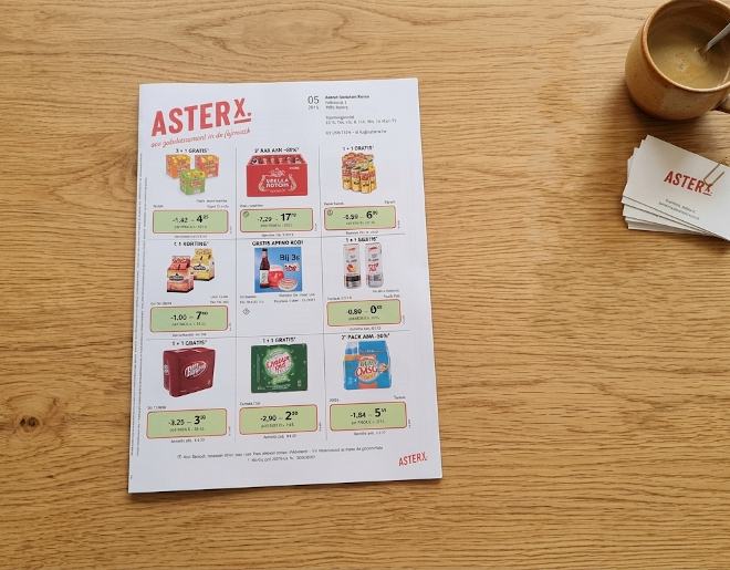 Folder van mei op houten tafel
